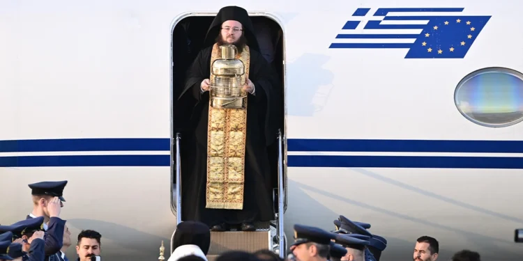 Έφτασε το Άγιο Φως στην Ελλάδα – Δείτε βίντεο και φωτογραφίες