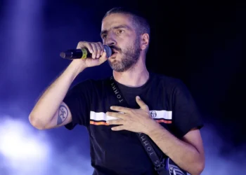 Ο ΛΕΞ ανακοίνωσε συναυλία στο ΟΑΚΑ και χιλιάδες στήνονται στη διαδικτυακή ουρά για ένα εισιτήριο