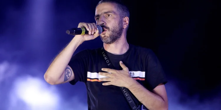 Ο ΛΕΞ ανακοίνωσε συναυλία στο ΟΑΚΑ και χιλιάδες στήνονται στη διαδικτυακή ουρά για ένα εισιτήριο