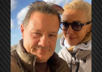 Πρόταση γάμου στη νέα του σύντροφο έκανε ο Απόστολος Λύτρας – «Δέχομαι» έγραψε εκείνη, ανέβασε φωτογραφία με το μονόπετρο