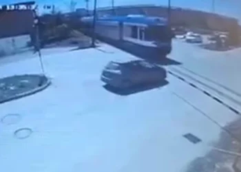 Πάτρα: Από εφημερία 36 ωρών επέστρεφε η γιατρός που πέρασε με κλειστή μπάρα και συγκρούστηκε με τον προαστιακό – «Δεν θυμάμαι τίποτα»