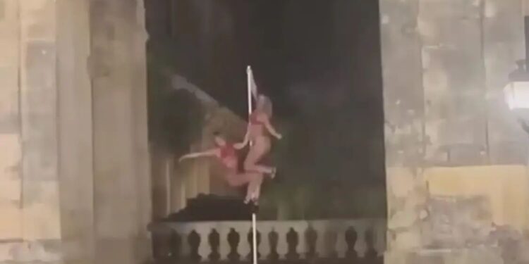 Κέρκυρα: Σάλος με τα ημίγυμνα μοντέλα που έκαναν pole dancing στα παλιά Ανάκτορα
