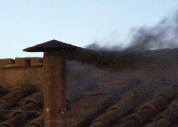 Μαύρος καπνός από το Κονκλάβιο: Δεν βγήκε Πάπας μετά τις πρωινές συνεδριάσεις της δεύτερης μέρας