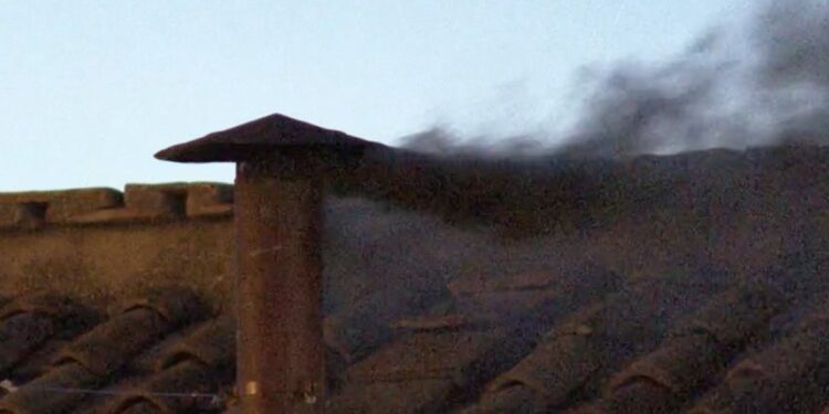 Μαύρος καπνός από το Κονκλάβιο: Δεν βγήκε Πάπας μετά τις πρωινές συνεδριάσεις της δεύτερης μέρας