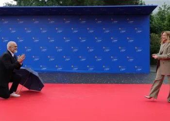 Ο Ράμα έπεσε στα γόνατα για να υποδεχθεί τη Μελόνι – «Έντι, σταμάτα…»