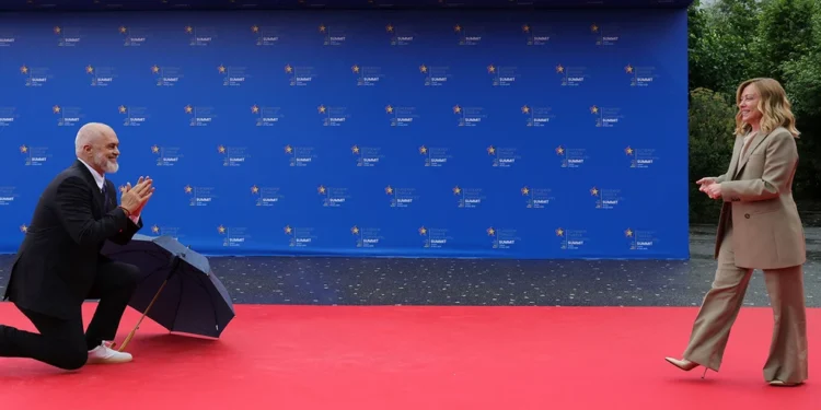 Ο Ράμα έπεσε στα γόνατα για να υποδεχθεί τη Μελόνι – «Έντι, σταμάτα…»