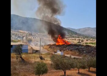 Φωτιά τώρα στο Μαρκόπουλο κοντά στον Ιππόδρομο, καίγονται σκουπίδια και λάστιχα
