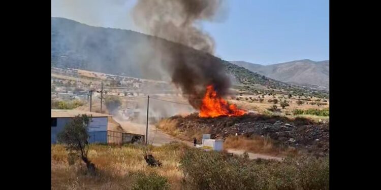 Φωτιά τώρα στο Μαρκόπουλο κοντά στον Ιππόδρομο, καίγονται σκουπίδια και λάστιχα
