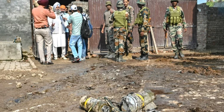 Άλλο ένα βήμα προς τον πόλεμο από Ινδία και Πακιστάν – Αντάλλαξαν πυραυλικές επιθέσεις σε στρατιωτικές βάσεις