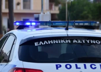 Έφοδος της αστυνομίας σε κτηματολογικά γραφεία στην Αττική – 9 συλλήψεις για «γρηγορόσημα»