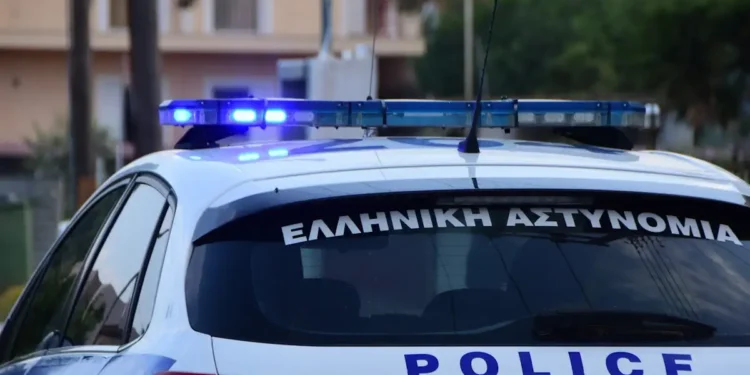 Έφοδος της αστυνομίας σε κτηματολογικά γραφεία στην Αττική – 9 συλλήψεις για «γρηγορόσημα»