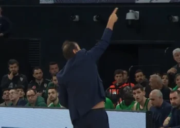 Βίντεο: Αποχώρησε έξαλλος πριν το φινάλε ο Αταμάν, τον έβριζαν οι οπαδοί της Εφές – «Εγώ σας πήρα 2 ευρωπαϊκά» τους έδειξε