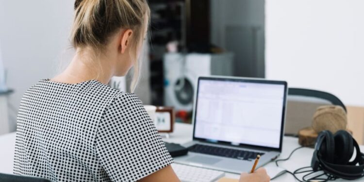 Έρχεται το ευέλικτο ωράριο εργασίας – Από το 6ωρο στο 10ωρο με λίγα κλικ