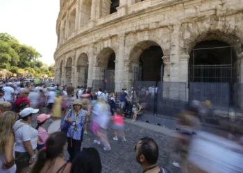 Φρίκη στη Ρώμη: Αμερικανός τουρίστας καρφώθηκε στον μεταλλικό φράκτη του Κολοσσαίου ενώ πόζαρε για selfie