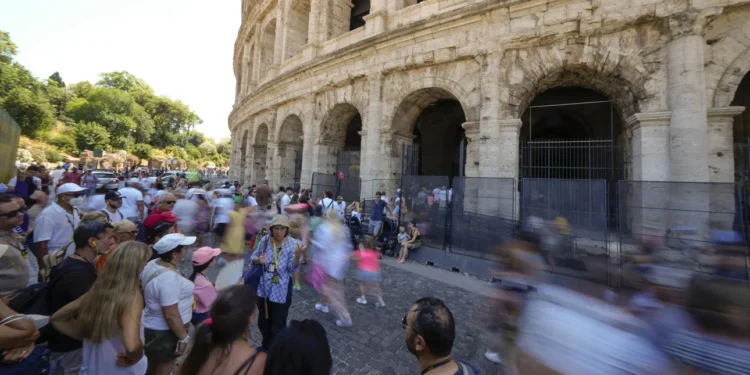 Φρίκη στη Ρώμη: Αμερικανός τουρίστας καρφώθηκε στον μεταλλικό φράκτη του Κολοσσαίου ενώ πόζαρε για selfie