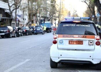 Χρέη για παράνομη στάθμευση: Οι δήμοι θα τα «παίρνουν» απευθείας από τους τραπεζικούς λογαριασμούς
