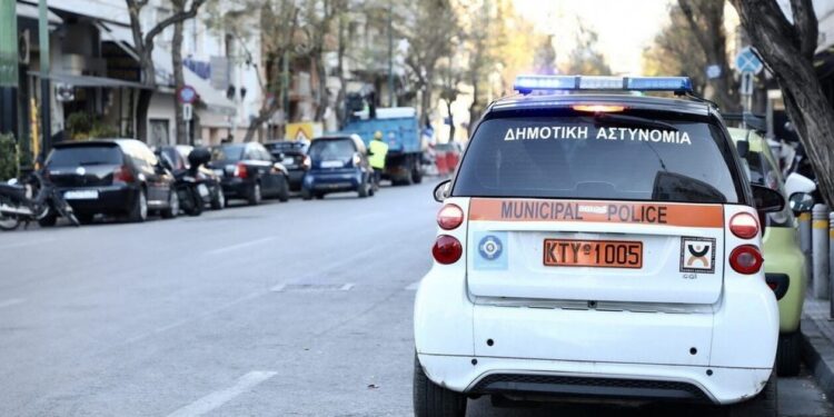 Χρέη για παράνομη στάθμευση: Οι δήμοι θα τα «παίρνουν» απευθείας από τους τραπεζικούς λογαριασμούς