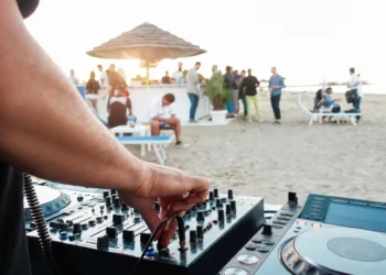 Συλλήψεις για παράνομα beach bars που στα χαρτιά ήταν… καντίνες -Η τρανταχτή περίπτωση στις Αλυκές Αναβύσσου