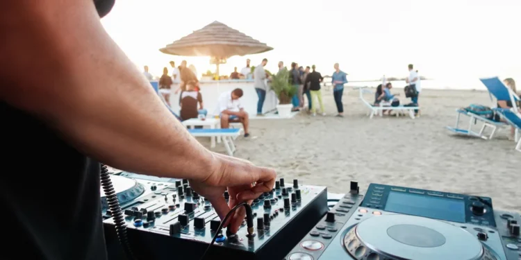 Συλλήψεις για παράνομα beach bars που στα χαρτιά ήταν… καντίνες -Η τρανταχτή περίπτωση στις Αλυκές Αναβύσσου