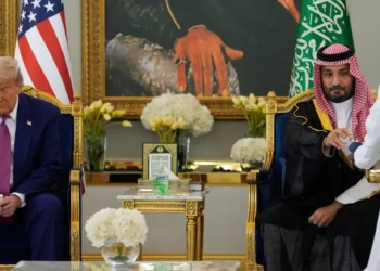 Viral βίντεο: Ο Τραμπ αρνείται να πιει καφέ στη Σαουδική Αραβία – Πυροδότησε θεωρίες συνωμοσίας για δηλητηρίαση