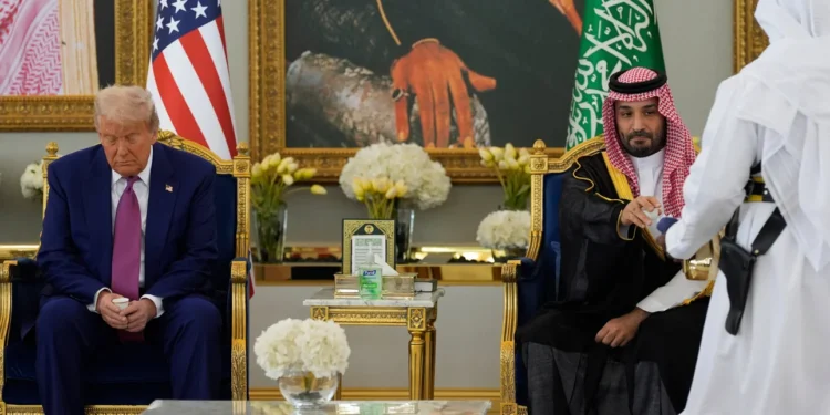 Viral βίντεο: Ο Τραμπ αρνείται να πιει καφέ στη Σαουδική Αραβία – Πυροδότησε θεωρίες συνωμοσίας για δηλητηρίαση