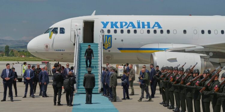 Ζελένσκι: «Διακοσμητική η αντιπροσωπεία του Πούτιν» – «Είσαι κλόουν», απαντά η Μόσχα