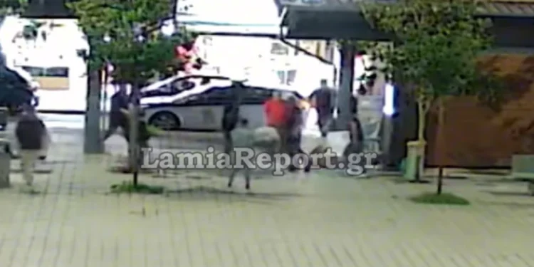 Άγριο επεισόδιο μεταξύ Ρομά στο κέντρο της Λαμίας – Ο ένας χτύπησε τον άλλο στο κεφάλι με μεταλλικό αντικείμενο, δείτε βίντεο