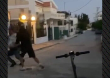 Βίντεο: Η στιγμή που ο 17χρονος επιτίθεται στον 50χρονο στα Γλυκά Νερά – Τον χτυπάει και τον βρίζει χυδαία