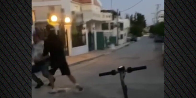 Βίντεο: Η στιγμή που ο 17χρονος επιτίθεται στον 50χρονο στα Γλυκά Νερά – Τον χτυπάει και τον βρίζει χυδαία