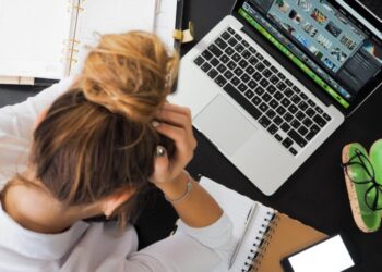 Γιατί η Ελλάδα δουλεύει πολύ και παράγει λίγο;