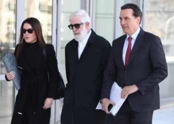 Έντονη αδιαθεσία στη δικαστική αίθουσα για τον Πέτρο Φιλιππίδη – Αποχώρησε υποβασταζόμενος