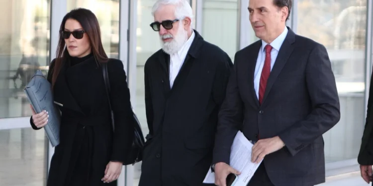 Έντονη αδιαθεσία στη δικαστική αίθουσα για τον Πέτρο Φιλιππίδη – Αποχώρησε υποβασταζόμενος