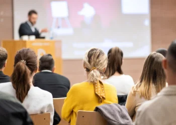 Αυστηρά μέτρα κατά της βίας στα ΑΕΙ ανακοινώνει η Ζαχαράκη: Θα χάνει τη φοιτητική του ιδιότητα όποιος συμμετέχει σε επεισόδια