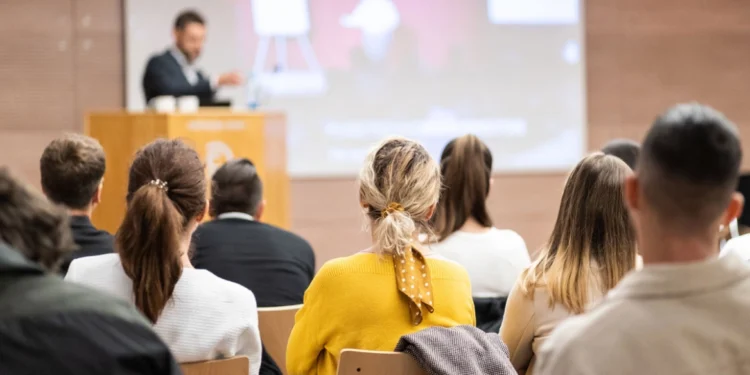 Αυστηρά μέτρα κατά της βίας στα ΑΕΙ ανακοινώνει η Ζαχαράκη: Θα χάνει τη φοιτητική του ιδιότητα όποιος συμμετέχει σε επεισόδια