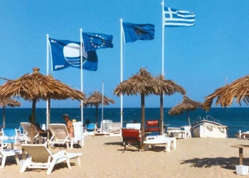 Γαλάζιες Σημαίες 2025: 2η η Ελλάδα παγκοσμίως με 657 – Πρώτος νομός η Χαλκιδική, όλες οι πλαζ που βραβεύτηκαν