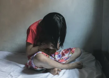 Λάρισα: Σημάδια από τσιγάρο στα κορμιά δύο παιδιών – Συνελήφθη η μητέρα τους