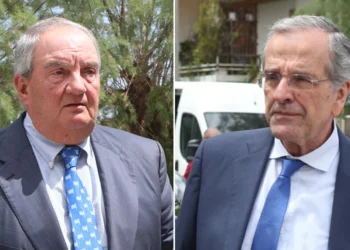 Πέτρος Μολυβιάτης: Με την ελληνική σημαία έφτασε η σορός για την κηδεία