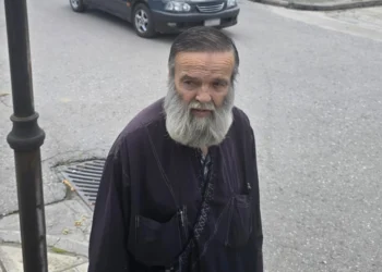 Θρήνος στην κηδεία της 52χρονης στη Λάρισα – Συντετριμμένος ο πατέρας της, «θέλω να ρωτήσω  τον εγγονό μου γιατί το έκανε», δείτε βίντεο