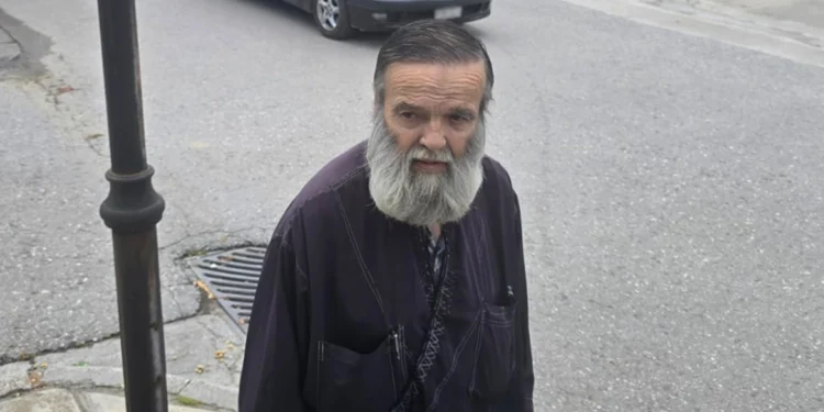 Θρήνος στην κηδεία της 52χρονης στη Λάρισα – Συντετριμμένος ο πατέρας της, «θέλω να ρωτήσω τον εγγονό μου γιατί το έκανε», δείτε βίντεο