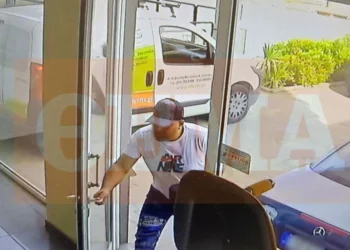 Νέα Φιλαδέλφεια: Έμπαιναν σε καταστήματα, υποδύονταν τους διανομείς φυλλαδίων και άρπαζαν τα κινητά υπαλλήλων και πελατών – Δείτε βίντεο