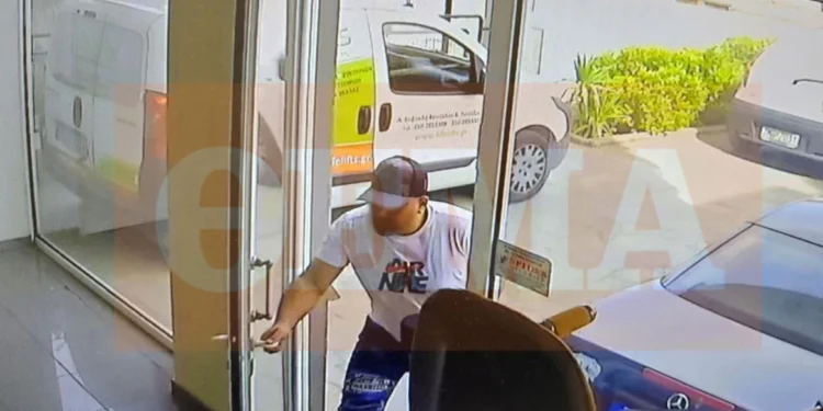 Νέα Φιλαδέλφεια: Έμπαιναν σε καταστήματα, υποδύονταν τους διανομείς φυλλαδίων και άρπαζαν τα κινητά υπαλλήλων και πελατών – Δείτε βίντεο