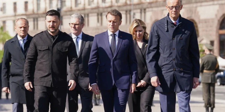 Μακρόν και Μερτς προειδοποιούν τη Ρωσία από το Κίεβο: Θα υπάρξουν σκληρές κυρώσεις αν δεν δεχθεί την εκεχειρία