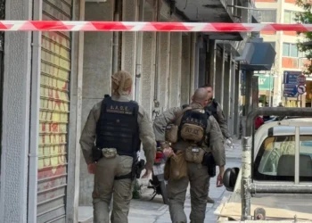 Θεσσαλονίκη: «Φύλλο και φτερό» κάνουν οι αστυνομικοί το σπίτι που έμενε η 39χρονη που σκοτώθηκε στην έκρηξη