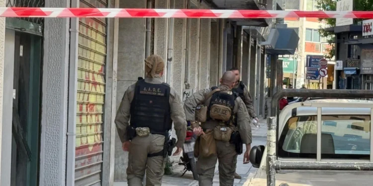 Θεσσαλονίκη: «Φύλλο και φτερό» κάνουν οι αστυνομικοί το σπίτι που έμενε η 39χρονη που σκοτώθηκε στην έκρηξη