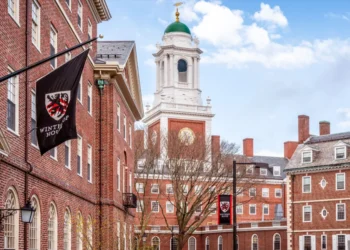 Χάρβαρντ: Ο πρόεδρος του Πανεπιστημίου μειώνει εθελουσίως 25% των μισθό του μετά το «ψαλίδι» του Τραμπ στη χρηματοδότηση