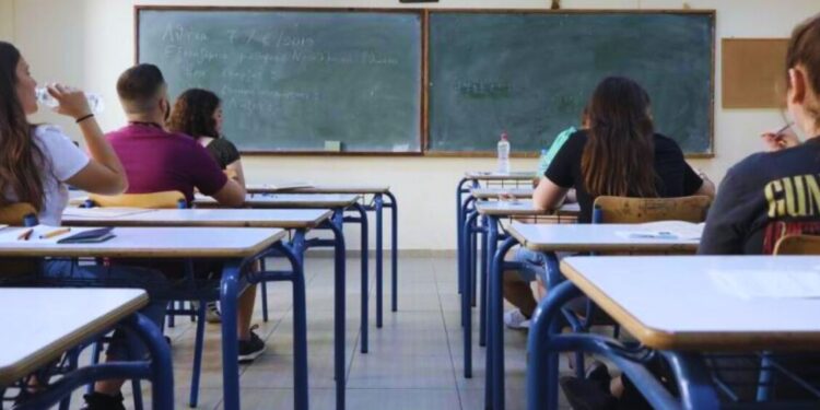 Αχαΐα: Απίστευτες καταγγελίες για γυμνασιάρχη – Βάζει μαθητές να ζητούν γονατιστοί συγγνώμη