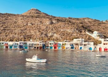 Guardian: Αγώνας δρόμου στην Ελλάδα σε αναζήτηση εργαζομένων για τον τουριστικό κλάδο ενόψει της θερινής σεζόν