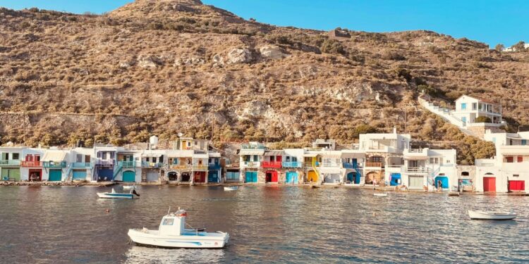 Guardian: Αγώνας δρόμου στην Ελλάδα σε αναζήτηση εργαζομένων για τον τουριστικό κλάδο ενόψει της θερινής σεζόν