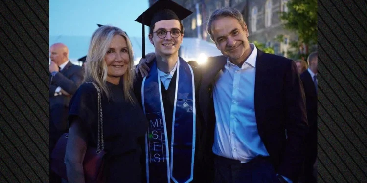 Κυριάκος Μητσοτάκης και Μαρέβα Γκραμπόφσκι στην τελετή αποφοίτησης του γιου τους Κωνσταντίνου στις ΗΠΑ