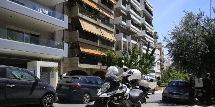 Νέα Σμύρνη: Το δράμα πίσω από τη δολοφονία του 45χρονου από τον πατέρα του – Οι εντάσεις στο σπίτι ήταν συχνές